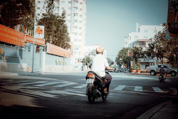 Les différences entre feux stop d'urgence et feux de détresse